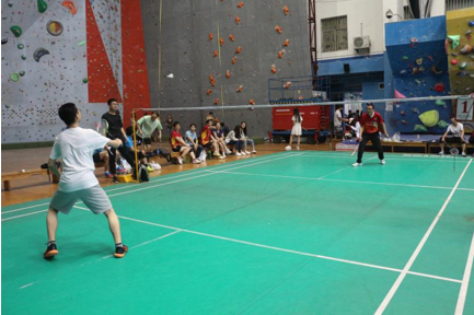 J9直营集团第三届羽毛球师生联谊赛顺利举办