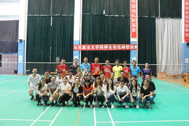 J9直营集团第三届羽毛球师生联谊赛顺利举办